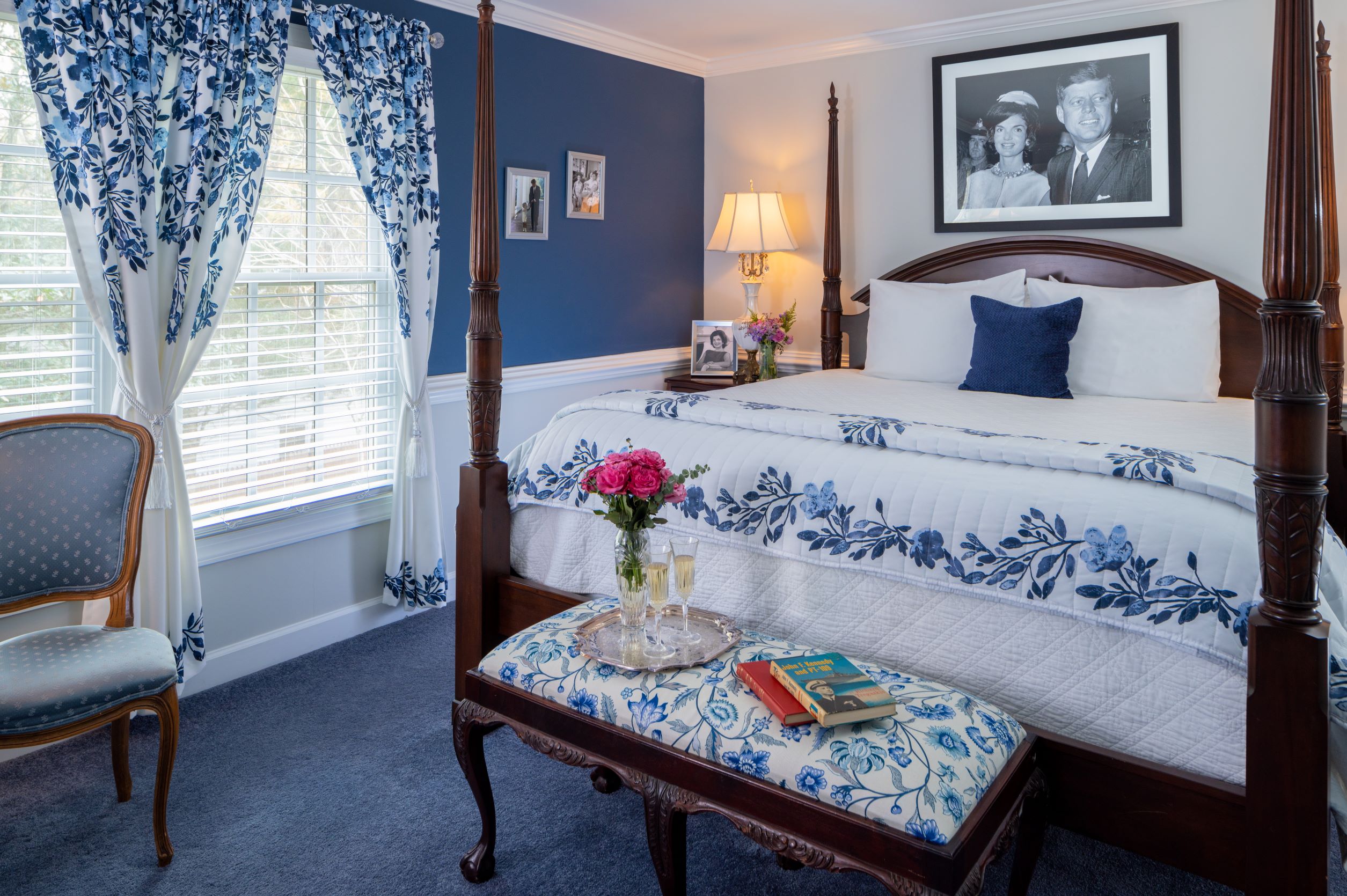 King Bed, blue walls, poster bed