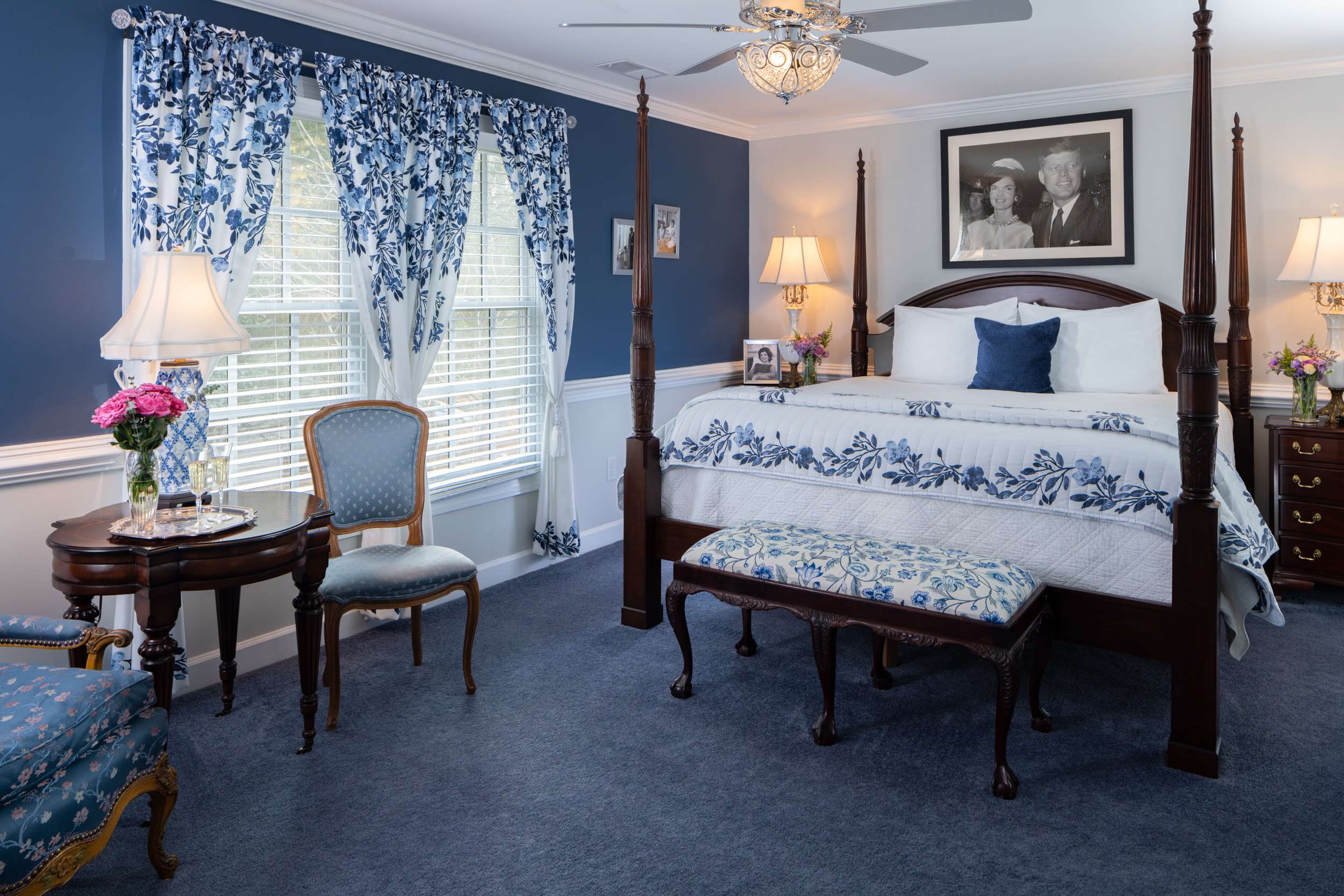 King four poster bed with blue carpet